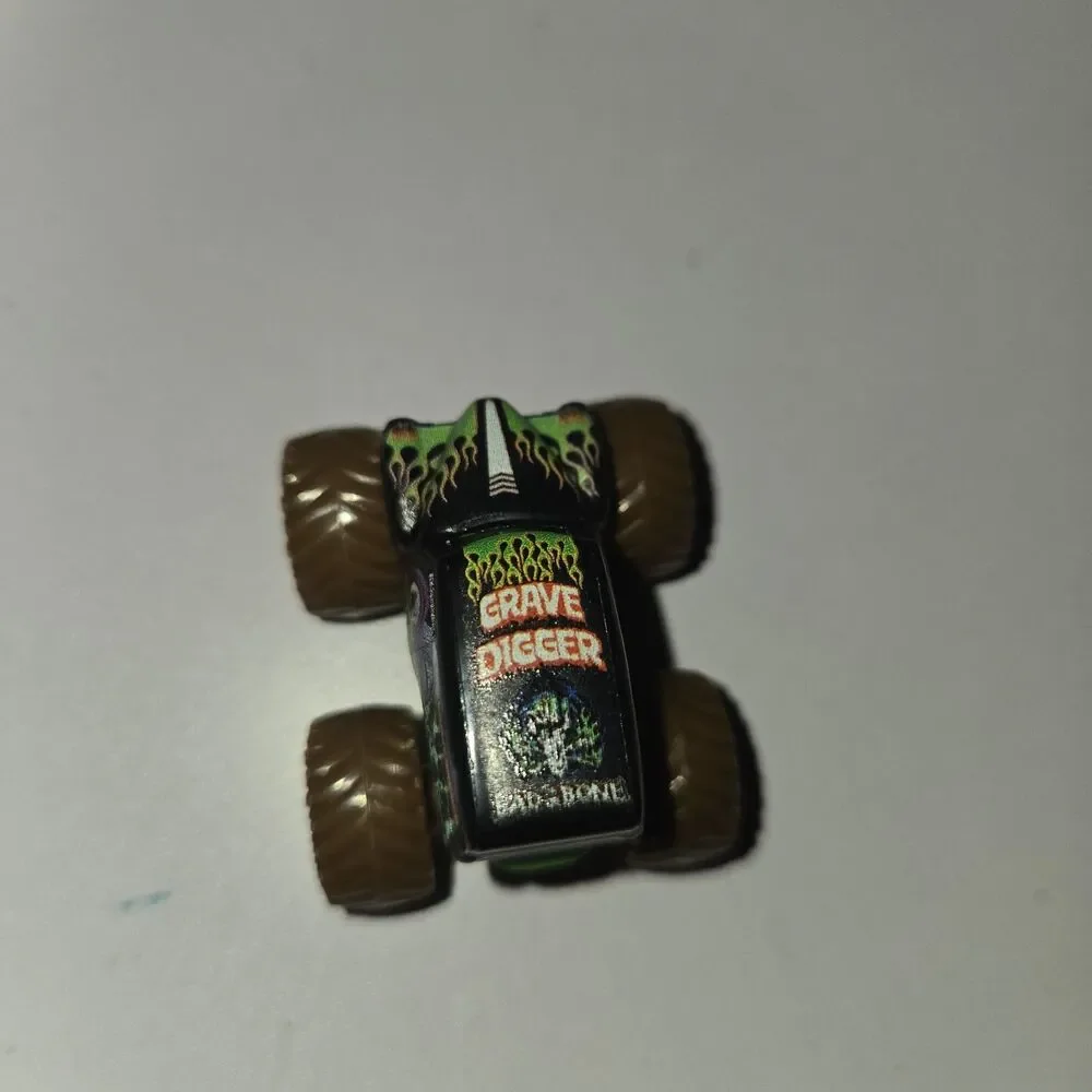 Hot Wheels DieCast Grave Digger 1:64 Monster Jam / Truck Bad To The Bone Skulls